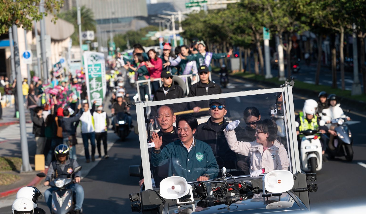 Lai Ching-te and Hsiao Bi-khim waved to people on street in Taipei a day before presidential election. Photo: Lin Yen Ting